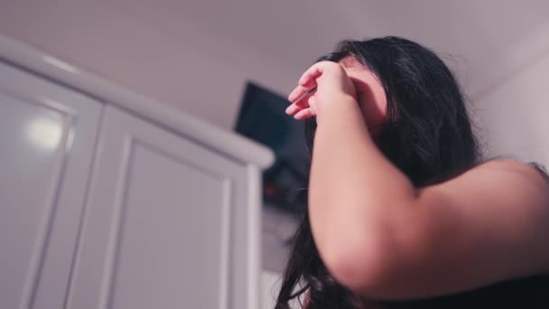 Asiatisk Kvinna Gråter Framför Trasig Spegel Efter Att Blivit Mobbad — Stockvideo