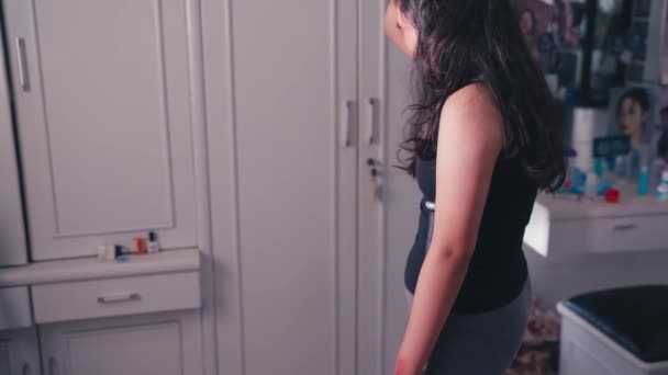 Una Donna Asiatica Arrabbiò Fracassò Uno Specchio Con Una Mazza — Video Stock