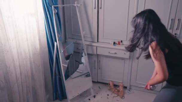 Een Aziatische Vrouw Werd Boos Sloeg Een Spiegel Met Een — Stockvideo