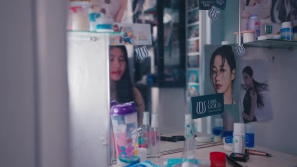 Asyalı Bir Kadın Sinirlendiğinde Makyaj Yapar Aynanın Karşısına Öfke Nöbeti — Stok video