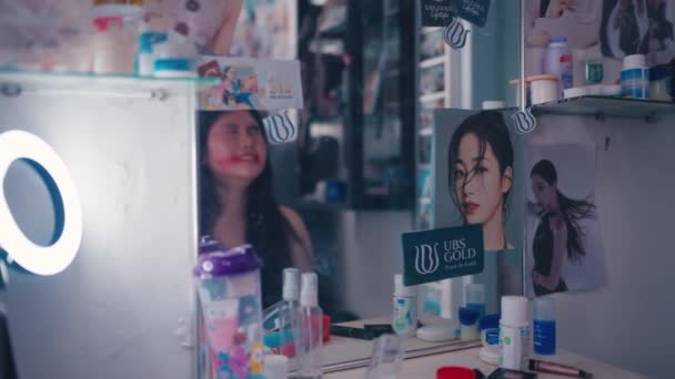 Asyalı Bir Kadın Yüzünü Tuvalet Masasının Önünde Sivilce Dolu Görünce — Stok video