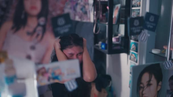 Egy Ázsiai Depressziósnak Stresszesnek Tűnik Amikor Meglátja Arcát Tele Pattanásokkal — Stock videók