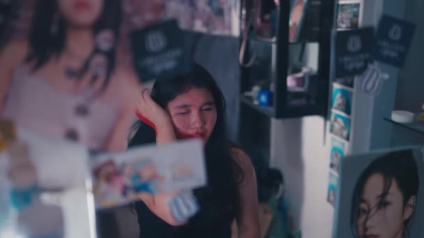 Азиатская Женщина Выглядит Подавленной Напряженной Видит Свое Лицо Полное Прыщей — стоковое видео