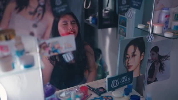 Asiatisk Kvinna Ser Deprimerad Och Stressad När Hon Ser Sitt — Stockvideo