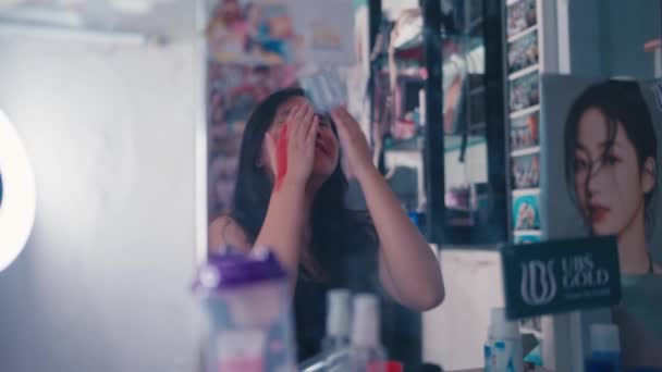 Una Donna Asiatica Che Piange Davanti Allo Specchio Quando Visto — Video Stock