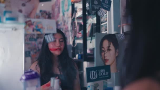 Asiatisk Kvinde Græder Foran Spejlet Hun Hendes Grimme Ansigt Fuld – Stock-video
