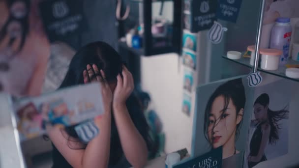 Asyalı Bir Kadın Aynanın Karşısında Ağlarken Çirkin Yüzünü Makyajını Odasında — Stok video