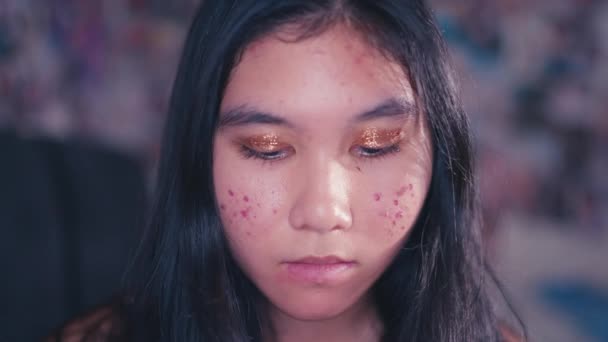Azjatycki Nastolatek Robi Jej Twarz Makijażu Gdy Jej Twarz Jest — Wideo stockowe