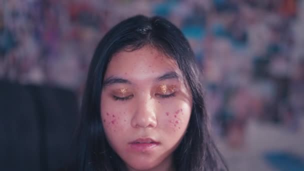 Asijský Teenager Dělá Její Tvář Make Když Její Tvář Plná — Stock video