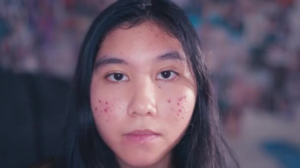 Μια Ασιάτισσα Έφηβη Κάνει Πρόσωπό Της Μακιγιάζ Όταν Πρόσωπό Της — Αρχείο Βίντεο