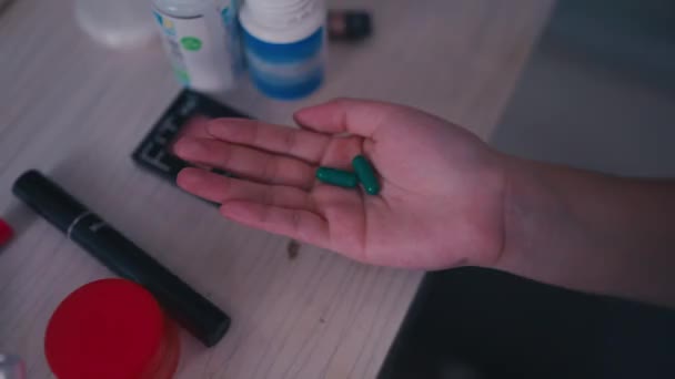 Ένας Ασιάτης Έφηβος Παίρνει Χάπια Διαίτης Εξαιτίας Του Χοντρού Σώματός — Αρχείο Βίντεο