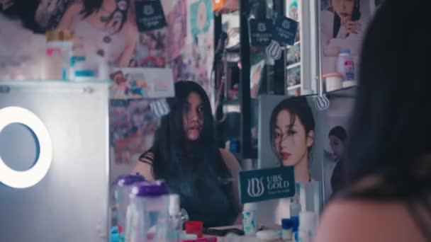 Seorang Remaja Asia Terlihat Stres Ketika Melihat Wajahnya Cermin Setelah — Stok Video
