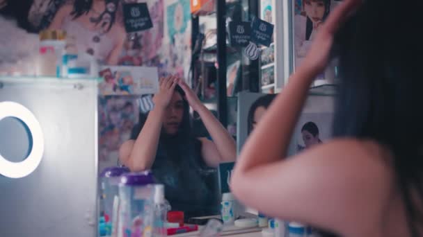 Adolescente Asiatico Guarda Stressato Quando Guarda Viso Allo Specchio Dopo — Video Stock