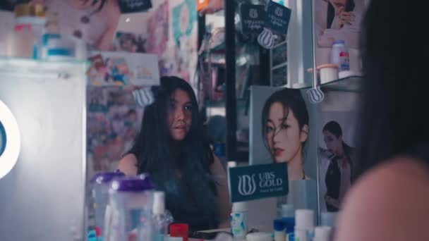Adolescente Asiatico Guarda Stressato Quando Guarda Viso Allo Specchio Dopo — Video Stock
