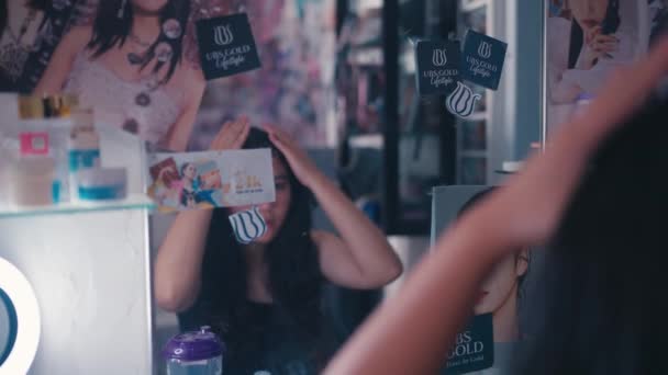 Adolescent Asiatique Regarde Stressé Quand Regarde Son Visage Dans Miroir — Video