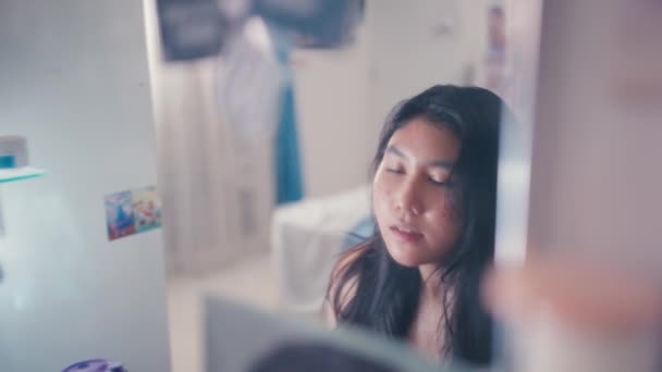 Азіатський Підліток Виглядає Напруженим Коли Дивиться Своє Обличчя Дзеркало Після — стокове відео
