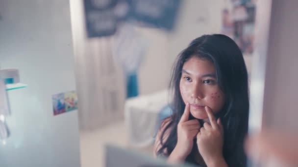 Egy Ázsiai Tinédzser Stresszesnek Tűnik Amikor Tükörbe Néz Miután Barátja — Stock videók