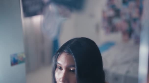 アジア系の10代の若者は顔がにきびだらけだから不安を感じながら鏡を見ています — ストック動画