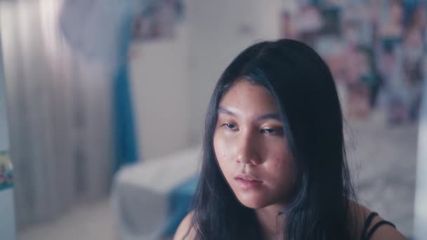 Μια Ασιάτισσα Έφηβη Κοιτιέται Στον Καθρέφτη Αίσθημα Ανασφάλειας Επειδή Πρόσωπό — Αρχείο Βίντεο