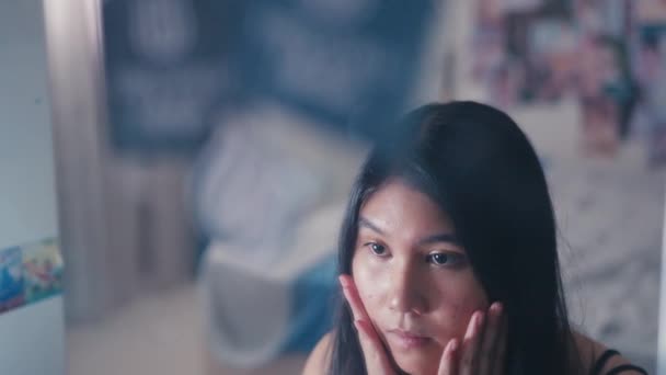 一个亚洲少年在镜子里带着一种不安全感 因为她的脸上布满了粉刺 — 图库视频影像