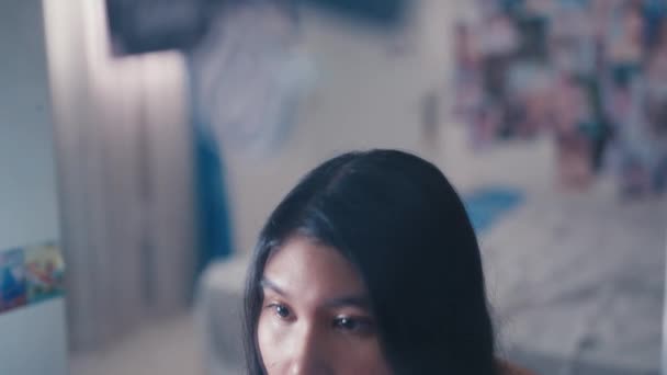 Una Adolescente Asiática Mira Espejo Con Una Sensación Inseguridad Porque — Vídeo de stock