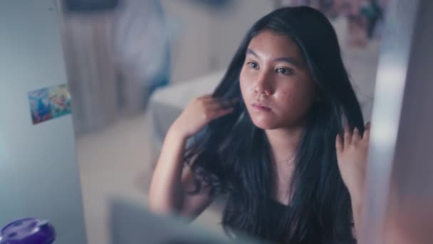 一个亚洲少年在镜子里带着一种不安全感 因为她的脸上布满了粉刺 — 图库视频影像