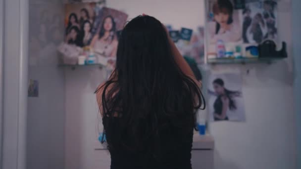 Zadní Pohled Asijské Ženy Dívá Zrcadle Prádelníku Svém Pokoji — Stock video