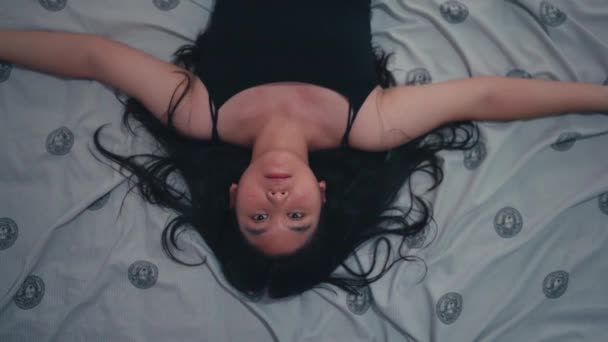 Eine Asiatin Schläft Auf Ihrem Bett Nachdem Sie Tagsüber Sehr — Stockvideo
