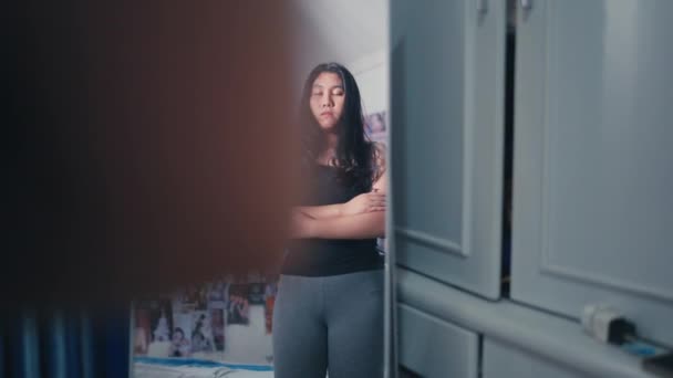 寝室の鏡を見るとアジアの女性は太った体のために安全ではなく見える — ストック動画