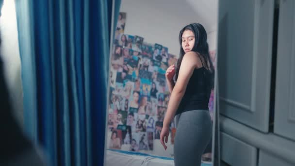 Азиатская Женщина Выглядит Неуверенно Толстого Тела Смотрит Зеркало Своей Спальне — стоковое видео