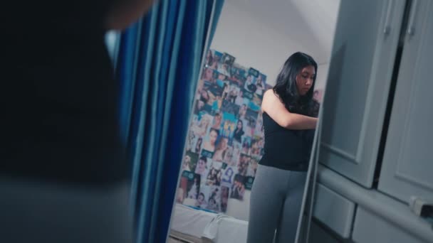 Asiatisk Kvinna Ser Osäker Grund Sin Feta Kropp När Hon — Stockvideo