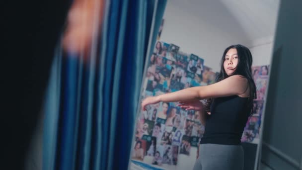 Azjatycka Kobieta Wygląda Niepewnie Względu Jej Tłuste Ciało Patrząc Lustro — Wideo stockowe