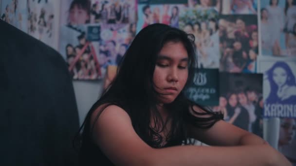 Egy Ázsiai Nagyon Depressziós Szomorú Miközben Egyedül Hálószobájában Éjszaka — Stock videók