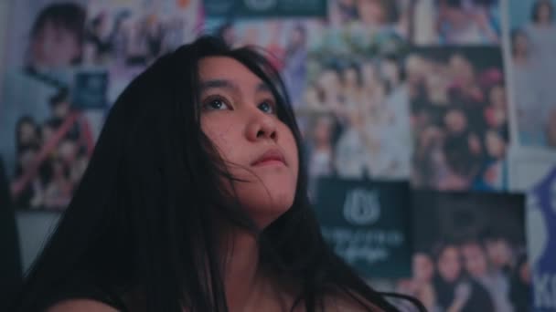 Eine Asiatin Ist Sehr Deprimiert Und Traurig Während Sie Nachts — Stockvideo