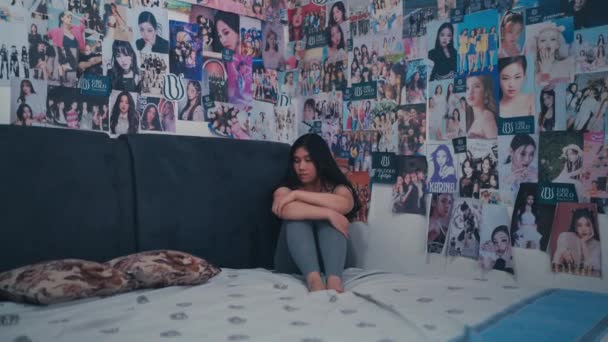 Uma Mulher Asiática Muito Deprimido Triste Enquanto Sentado Sozinho Seu — Vídeo de Stock