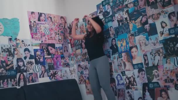 一个亚洲女人早上在房间里高兴地跳上了床 — 图库视频影像