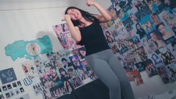 Asiatisk Kvinna Hoppar Sängen Med Ett Lyckligt Uttryck Sitt Rum — Stockvideo