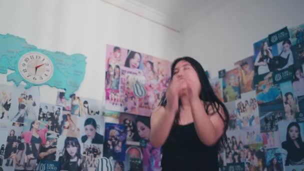 Азиатка Прыгающая Кровать Счастливым Выражением Лица Своей Комнате Утром — стоковое видео