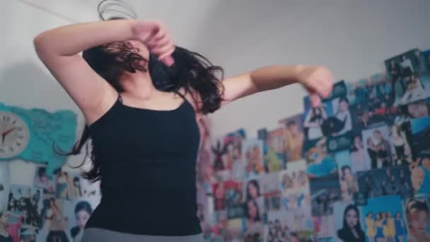 一个亚洲女人早上在房间里高兴地跳上了床 — 图库视频影像