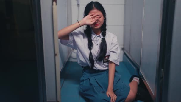 Okuldaki Arkadaşından Şiddet Gördükten Sonra Banyoda Ağlayan Liseli Bir Genç — Stok video