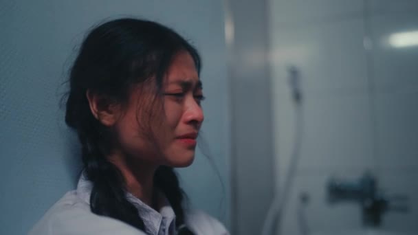 Adolescente Ensino Médio Chorando Lamentando Seu Destino Depois Ser Intimidado — Vídeo de Stock