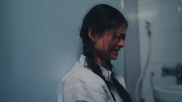 Seorang Remaja Asia Menangis Kamar Mandi Sekolah Setelah Diganggu Oleh — Stok Video