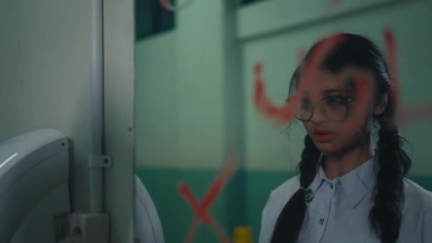 Estudiante Secundaria Para Frente Espejo Sintiéndose Triste Después Ser Intimidado — Vídeos de Stock