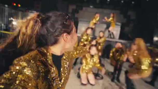 Bir Grup Asyalı Dansçı Dans Pistinde Dans Etmeden Önce Arkadaşlarıyla — Stok video
