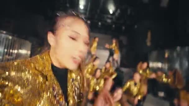 Groupe Danseurs Asiatiques Pris Selfie Avec Leurs Amis Avant Danser — Video