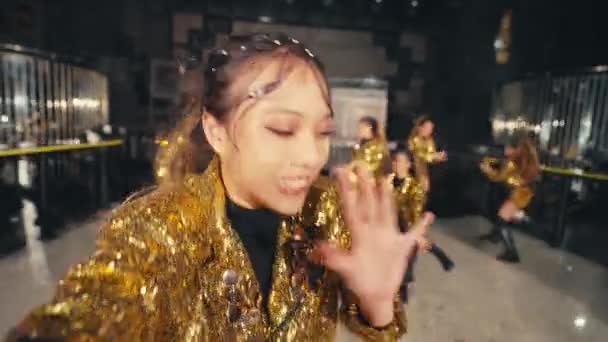 Skupina Asijských Tanečníků Před Tancem Parketu Pódiu Udělala Selfie Svými — Stock video
