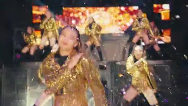 Altın Kostümlü Bir Grup Asyalı Dansçı Bir Gece Kulübünde Sahnede — Stok video