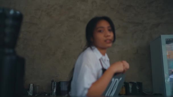 Asijská Žena Vypadá Nadšeně Při Práci Kavárně Dopoledních Hodinách — Stock video
