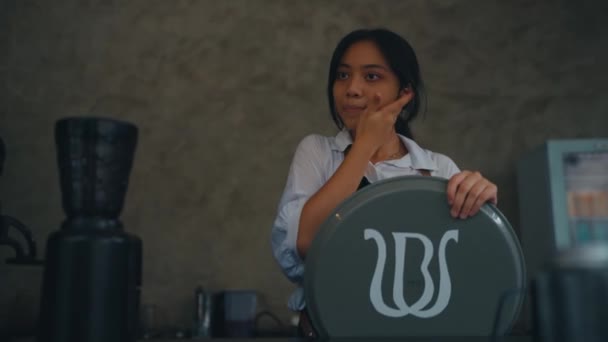 Une Femme Asiatique Semble Excité Tout Travaillant Dans Café Matin — Video