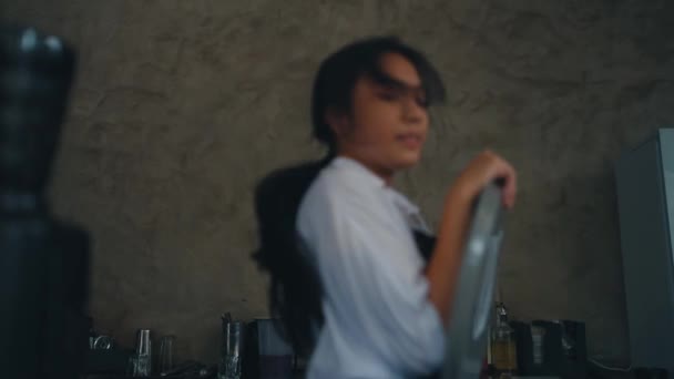 Una Mujer Asiática Emocionada Mientras Trabaja Café Por Mañana — Vídeos de Stock